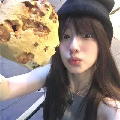 使用下方 20 个影片名，按顺序一一对应，不要改动片名文字，只根据片名和括号内类型提示来虚构全新的故事内容： 梅花谍影 黑白幻音 忍者大决斗 荒神 霸王面具 很高兴遇见·你 魔盘惊魂 八岐大蛇 四十度晒 血的控诉 你的男友是我 艳舞女郎 诱惑命运 朦胧的山荷叶 血腥的艾里斯 候爱·青春 谜宅 达利和他的情人 落花时节又逢君 1992年